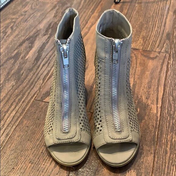 Report Tan open toed booties, size 7 - Picture 4 of 5